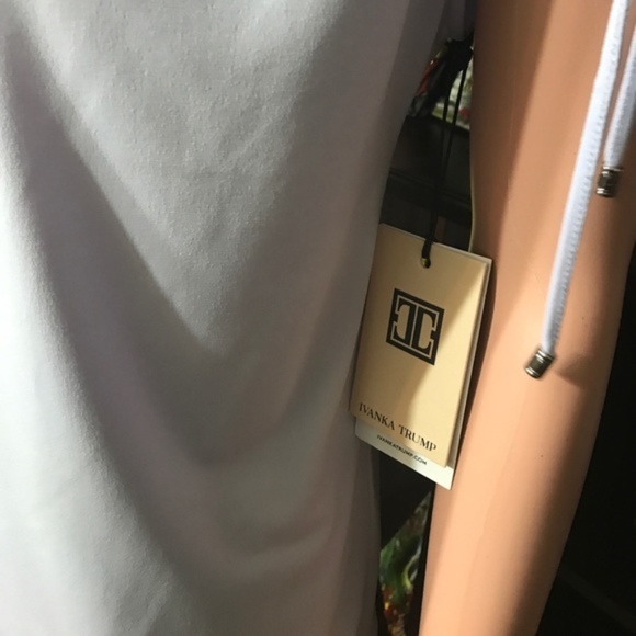 [Ivanka Trump] Light Purple  V-neck Top NWT 05 - Picture 2 of 8